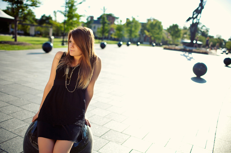 senior picture poses for girls